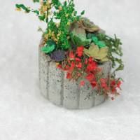 Bepflanzter Betonstein in Miniatur 1zu12 für das Puppenhaus Bild 3