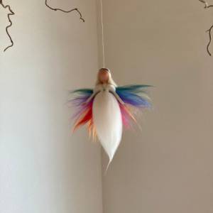 Regenbogenfee aus Märchenwolle, Filzfee, Regenbogenelfe Bild 2