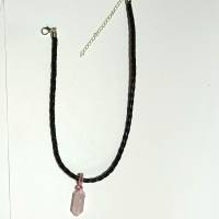 Rosenquarz Anhänger Kristallspitze rosa am Kunstlederband in wirework handgemacht Halsband Bild 4
