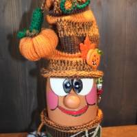 Dekofigur HARRY Halloweenwichtel Upcyclingfigur aus einer Sektflasche mit handgestrickten Accesoires Halloweendeko Bild 1