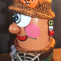 Dekofigur HARRY Halloweenwichtel Upcyclingfigur aus einer Sektflasche mit handgestrickten Accesoires Halloweendeko Bild 5