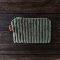 Handgefertigtes Mini-Täschchen - Dein praktischer Begleiter für jeden Tag aus flauschigem Breitcord, olivgrün Bild 1