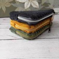 Handgefertigtes Mini-Täschchen - Dein praktischer Begleiter für jeden Tag aus flauschigem Breitcord, olivgrün Bild 7