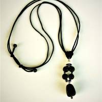 Anhänger aus schwarzen Lava-Perlen, schwarzen Hämatit-Perlen, silberner Perle und einem schwarzen Textilband Bild 2