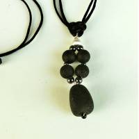 Anhänger aus schwarzen Lava-Perlen, schwarzen Hämatit-Perlen, silberner Perle und einem schwarzen Textilband Bild 3