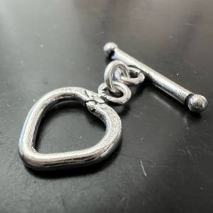 2 x versilberter Kupfer Ring-Stab-Verschluss in Herz-Form, geschwärzt - E8 Bild 1