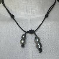 Schwarze Lederkette mit vier Tahitiperlen und Silberverschluß Bild 2