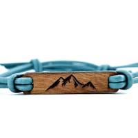 Holzarmband mit Berggravur | Edelholz | Rindslederband Bild 4