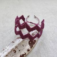 extravagantes Makramee Armband in lila mit kleinen Metallperlen Bild 2