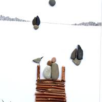 Kieselsteinbild Steinbild - Paar auf dem Steg mit Segelbooten - 30x40 cm, gerahmt, verglast Bild 1