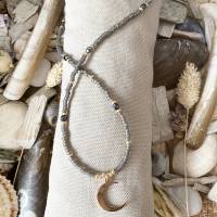 Halskette „Dunkle Magie“ - Halskette mit Rocailles, Glasschliffperlen und 18k vergoldetem Halbmond-Anhänger Bild 4