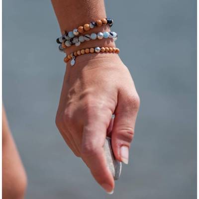 Handgefertigtes Slip-On Armband aus Aquamarin Mix, mit Silber.