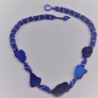 Halskette handgefädelt in  verschiedenen  Blautönen  mit Schmucksteinen Bild 1
