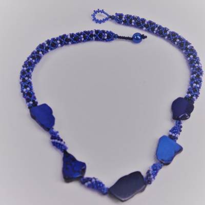 Halskette handgefädelt in  verschiedenen  Blautönen  mit Schmucksteinen