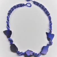 Halskette handgefädelt in  verschiedenen  Blautönen  mit Schmucksteinen Bild 2