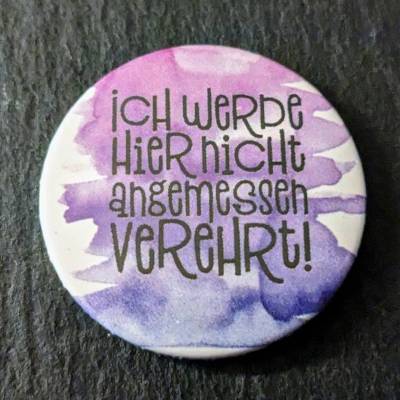 Button / Magnet mit Spruch: Ich werde hier nicht angemessen verehrt! ~ 38mm