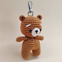 Süßer gehäkelter Bär, Teddybär Anhänger “Toby”, Schlüsselanhänger Amigurumi, gehäkeltes Tier, Glücksbringer, Natur Bild 1