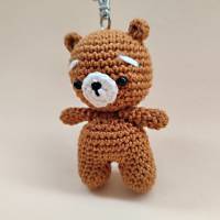 Süßer gehäkelter Bär, Teddybär Anhänger “Toby”, Schlüsselanhänger Amigurumi, gehäkeltes Tier, Glücksbringer, Natur Bild 3