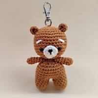 Süßer gehäkelter Bär, Teddybär Anhänger “Toby”, Schlüsselanhänger Amigurumi, gehäkeltes Tier, Glücksbringer, Natur Bild 4