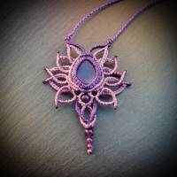 Amethyst- Amulett in lila-violettem Makramee-Garn Bild 1