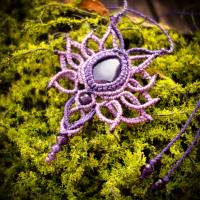 Amethyst- Amulett in lila-violettem Makramee-Garn Bild 2
