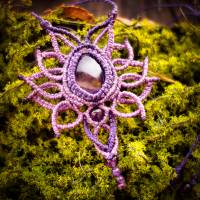 Amethyst- Amulett in lila-violettem Makramee-Garn Bild 3