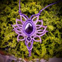 Amethyst- Amulett in lila-violettem Makramee-Garn Bild 4