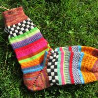 Bunte Herrensocken Gr. 42/43 - gestrickte Socken in knallbunten Farben Bild 1