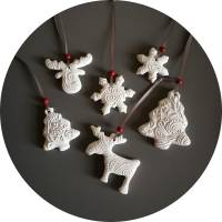 6 große Anhänger Weihnachten Winter | weiß grau rot | 5 - 8 cm | Elch Schneeflocke Tanne Bild 1
