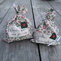 Weihnachtliches 2 tgl. Geschenkbeutel-Set aus rot-grünem Baumwollstoff Bild 1