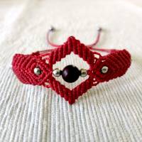 bezauberndes Makramee Armband in rot mit einer Schmuckperle in bordeaux und kleinen Metallperlen Bild 2
