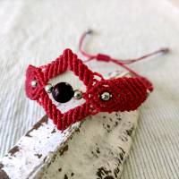 bezauberndes Makramee Armband in rot mit einer Schmuckperle in bordeaux und kleinen Metallperlen Bild 3