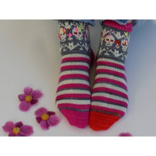 Anleitung: Dead Can Dance - Socken mit Totenkopf und Fledermaus