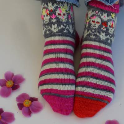 Anleitung: Dead Can Dance - Socken mit Totenkopf und Fledermaus