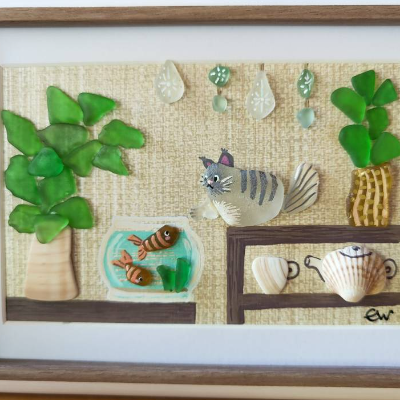 Schönes Bild aus Meerglas und Muscheln | Neugierige Katze und Goldfische zwischen Zimmerpflanzen