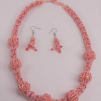 Halskette handgefädelt in  verschiedenen  Rosatönen mit  passenden Ohrringen Bild 1