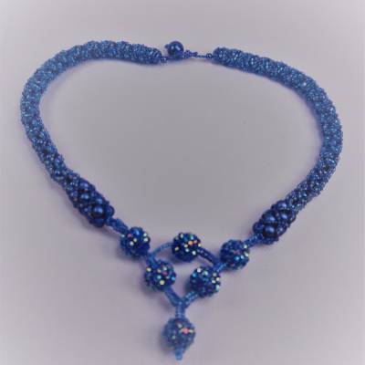 Halskette handgefädelt in  verschiedenen  dunklen Blautönen