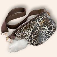 Hipbag Crossbody für stilbewusste Frauen - die besondere Tasche - aus weichem Kunstleder in Leoparden Optik Bild 4