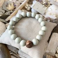 Armband „Peaceful“ mit echter Baumperle und Polaris-Perlen in grün auf Elastikband Bild 1