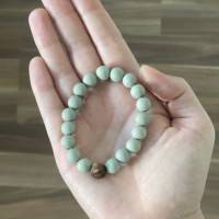 Armband „Peaceful“ mit echter Baumperle und Polaris-Perlen in grün auf Elastikband Bild 3