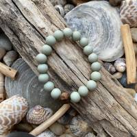 Armband „Peaceful“ mit echter Baumperle und Polaris-Perlen in grün auf Elastikband Bild 4