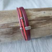 Leder Armband 3-reihig in Rot- und Rosatönen mit dezenten Metallperlen Bild 1