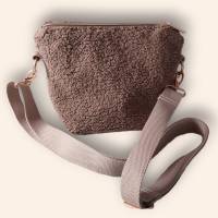 Umhängetasche für stilbewusste Frauen - die besondere Tasche - aus Teddyplüsch - Malve / Rosegold Bild 2