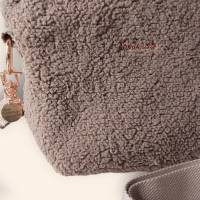 Umhängetasche für stilbewusste Frauen - die besondere Tasche - aus Teddyplüsch - Malve / Rosegold Bild 3