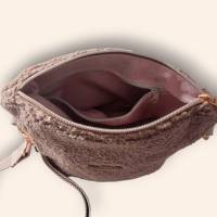 Umhängetasche für stilbewusste Frauen - die besondere Tasche - aus Teddyplüsch - Malve / Rosegold Bild 5