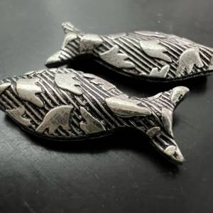 2 x versilberte Kupfer Fische, geschwärzt, 20 x 8 mm - E14 Bild 1