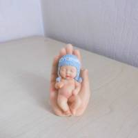 Miniatur Baby Mädchen  oder Junge auf beschützender Hand -  zum Basteln - Entwerfe dein Geschenk selbst Bild 5