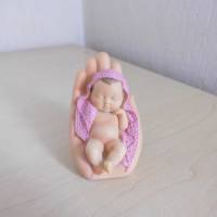 Miniatur Baby Mädchen  oder Junge auf beschützender Hand -  zum Basteln - Entwerfe dein Geschenk selbst Bild 6