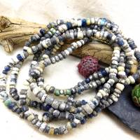Strang mit kleinen antiken Djenne Perlen aus Mali - Verkrustungen - Nila Glasperlen - Digbeads Bild 1