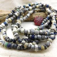 Strang mit kleinen antiken Djenne Perlen aus Mali - Verkrustungen - Nila Glasperlen - Digbeads Bild 2